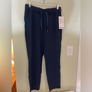 NWT Lululemon Navy Blue “On the Fly” 25” Pants. Size 6.